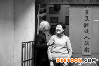 協(xié)會(huì)會(huì)長(zhǎng)談菊美（右）和會(huì)員談笑風(fēng)生。